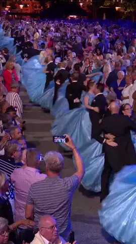 Talk about an unforgettable night! 💃🏼 300 dancers spinning, twirling, and waltzing to the beautiful Second Waltz. Who said Thursdays can’t be romantic? 😉 ✉️ Subscribe to Andre's newsletter at andrerieu.com (Link in bio) #andrerieu #secondwaltz #secondwaltzshostakovich #shostakovich #shostakovichwaltz #waltzno2 #violin #violinist #classical #classicalmusic #classicalmusictiktok #classicalmusiclovers #classicalmusicdaily #classicalmusicians #stradivarius #stradivrius #maastricht #netherlands #netherlands🇳🇱 #🇳🇱 #waltz #ballroom #ballroomdance #dress #dresses #dressdesign #livemusic #concert