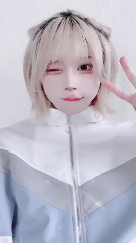 『誰の鼻クソ？』っていうアイドルやってる水色担当の男の子です。応援してね🩵