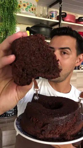 BOLO DE CHOCOLATE - O MAIS FÁCIL DO MUNDO! .  Ingredientes: (Adote 01 copo como medida, não pode ser muito pequeno) 01 copo de chocolate em pó, usei 50% 1/2 copo de óleo  01 copo de açúcar  01 copo de farinha de trigo  01 copo de leite 03 ovos  01 colher de sopa de fermento químico .  Modo de preparo no vídeo! . Créditos: @ducavalcantte ✌🏻 .  #bolo #bolodechocolate #bolo5copos #caldadebolo #cake #rendaextraemcasa #fatiashungaras #receitasfaceis #receitas #panificação #panifiacao #salgadosassados #salgados #dicadereceita #receitasdeliciosas #receitasemcasa #receitaspraticas #receitasdoces 