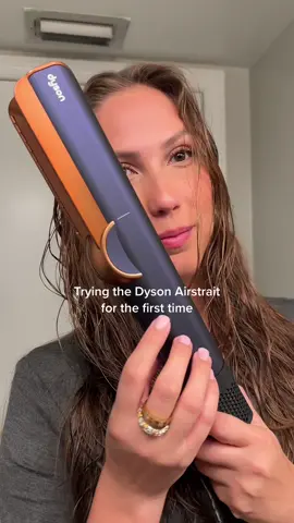 The easiest blow-dry of my life 🫶 That's the first time I haven't felt like my hair was damaged after straightening it. No metal plates touch your hair during the process, and no extreme heat is used #dysonairstrait #airstrait #dyson #hair #fyp  