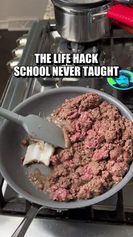 The best way to get rid of grease when cooking meat #LifeHack #CookingHacks #KitchenHacks 