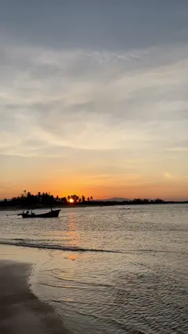 พระอาทิตย์ตกที่หาดนราทัศน์ #หาดนราทัศน์นราธิวาส #นราธิวาส #พระอาทิตย์ตก #วิวสวยๆอากาศดี 