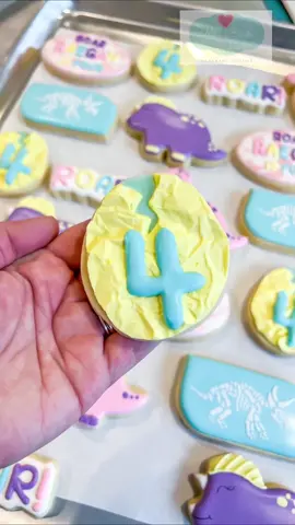 #dinoday #dinosaurcookies #roarimfour #dinobirthday #royalicingcookies #parchmentpaper 