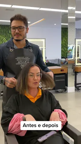 ANTES E DEPOIS  Precisamos ouvir mais as clientes pra tomar mehores decisões. #hair #salãodebeleza #cabeleireirotiktok #hairdresser #hairstyle #dicasdesalão #haircut #cabeleireira #tiktokbr #cabelocurto #degradê #hair #cabeleireiro #trendviral #cabelosaudável #haircoloring #morenaflash #highlights #ombre #cut #brunette 