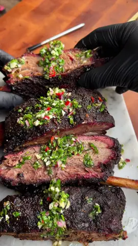 When it comes to beef shorts ribs, we don’t mess around! No wrap, no spritz needed – just pure smoke, fire, and a trusty @MEATER  thermometer to perfection. 🌡️ And when you top it all off with a mouthwatering Chimichurri sauce, it’s like paradise in every bite!  Get ready to take your taste buds on an epic journey with this meaty masterpiece!