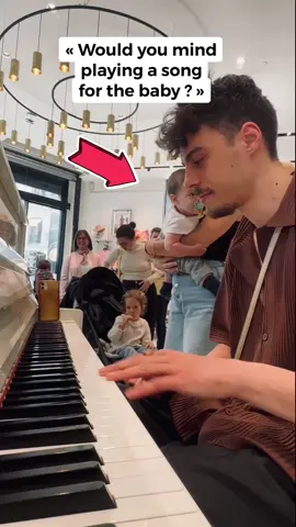 This was the cutest request I ever had ! #piano #lullaby #puccini #omiobabbinocaro #soprano #opera #operasinger #publicpiano  #lullabysong #classicaltok 