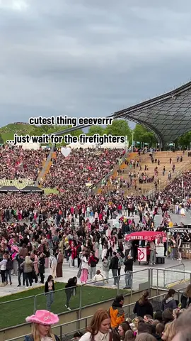 Firefighters for the win 🤍🤍🤍🤍 #harrystyles #munich #loveontour2023 #münchen #omympiastadion #harrystylesvids #harrystylesmunich 
