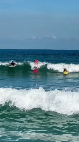 Mais um vlog tentando surfar kakakakakakkaka 