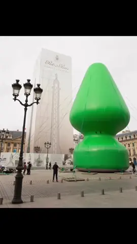 “Tree” (2014) is a 79-foot-tall inflatable sculpture by Paul McCarthy  Shortly after installing the work, McCarthy was speaking to a journalist from Le Monde when their interview was cut short by a man who, after asking if McCarthy was the artist responsible for the piece, hit him three times in the face before running away. It was a shocking assault that left the artist stunned. Twenty minutes later, a traditional Catholic group called Printemps Français tweeted: “A giant plug 24 m high has just been installed on Place Vendôme! Place Vendome disfigured! Paris humiliated.” It was one of the earliest tweets in what would become a viral debate about the artwork, eventually setting off a wave of memes.  Posting for journalistic purposes