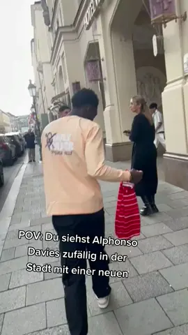 POV: Du siehst Alphonso Davies zufällig in der Stadt mit einer neuen #alphonsodavies #davies #fcbayern #münchen #trikot #fy #fyp #viral #lamborghiniurus #maximilianstraße #fußball @Alphonso Davies 