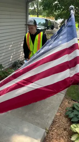 The boy, with unwavering patriotism and respect, swiftly lifted the fallen USA flag from the floor, restoring its dignity and honor.#proud #usarmy #flag #usa 