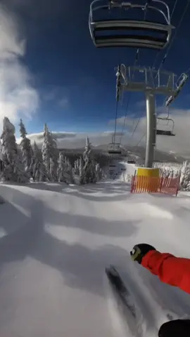 Under the chair🔥 #skiing #snowboard #fyp #foryou #winter #thebestofskiing #powderskiing #snow 