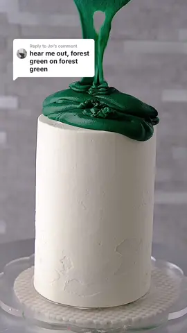 Replying to @Joi  💚 #cakedecorating #greencake #forestgreen #stencilart 
