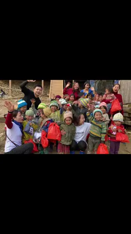 Các bạn có muốn nghe về “Vùng đất bị lãng quên” - Pờ Chờ Lủng hông?  Một vùng đất không ai biết đến, cho đến khi… về thăm miết mà coi như về quê luôn, các em và bà con ra đón thì vui mừng không tả nổi.  #nấuănchoem #vùngđấtbịlãngquên #pờchừlủng #pờchờlủng #ngamla #hàgiang #trẻemvùngcao 