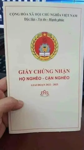 Mãi mới xin được cái giấy chứng nhận hộ nghèo. Đi ăn xin hợp pháp được rồi :D #rich #aistyle 