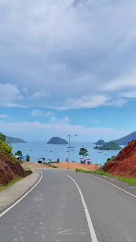 Jalan yang mulus bikin nyaman sambil menikmati indahnya pemandangan laut yang biru. Tapi ini bukan soal jalan😶 #wisatasumbar #sumbar #kawasanmandeh 