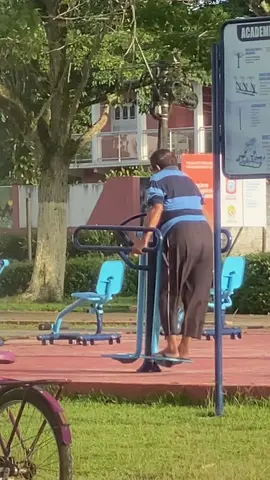 Eu amo a vibe de correr cedo na praça 😂😂😂😂 #meme #video #idoso #Fitness 