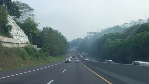 tol Cipularang Purwakarta Jawa Barat #jalanjalantraveling #videoperjalanan #roadtripmobil #driverstory #pemandanganalam #alamyangindah #jalanjalansore #diujungjalan #jalanmasihpanjang #roadtrip #storyestetik #musikminang #minangmusikbalagu #vlogjalanjalan #jalannyamulus #videovibesestetik #musicminang #storycanter 