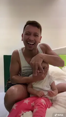 Kunyari hindi niyo kilala sino yung nasa likod ng kamay ko! 😂😂😂