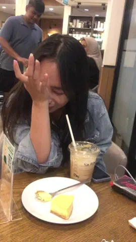 nongki di starbucks nemenin orng galau malah nangis😭😌 #fyp 