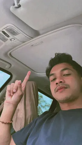 Simbol jari satu tu artinya, ya cukup satu aja😊