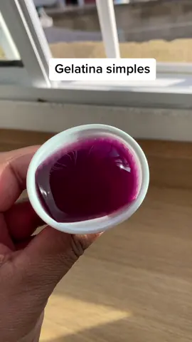 Boa tarde gente!!! Gelatina parece algo muito fácil mas muita gente não sabe fazer. Com essa receita você nunca mais vai errar eu garanto. Gelatina simples 250 ml de água quente 250 ml de água fria Dissolver a gelatina na água quente e em seguida colocar a água fria. Despeje em um refratário e leve para a geladeira por 3 horas.