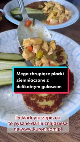 Dzisiaj krótka kulinarna inspiracja w postaci placków ziemniaczanych z gulaszem drobiowym, do tego łyżka kwaśnej śmietany i garść koperku. przepis znajdziecie oczywiście na naszym blogu 👉🏻www.kuron.com pl 👈🏻 #plackiziemniaczane #obiad #ziemniaki #gulasz #kurczak #przepis #gotujzkuroniem #jakubkuroń