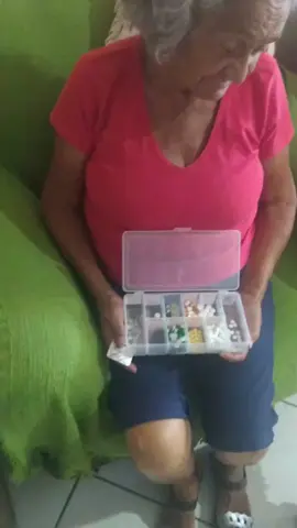 Idoso com muitos remédios, precisa de ajuda para conseguir tomar todos sem esquecimento. A caixinha de remédio identificada ajuda muito. Acompanhe meu Instagram @fisio_senex #familias #envelhecersaudavel #envelhecimento #envelhecer  #idoso #idosos 