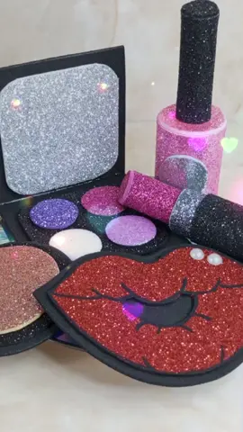 Hola, hoy realizamos este lindo kit de maquillaje en foami para decorar tortas, arreglos, centros de mesa y mil cosas más, no olvides visitarnos en nuestro canal de Youtube y ver cómo lo realizamos, link en la bio. #maquillajefoami #handmade #arreglosmaquillaje #creaciones #DIY #creacionesvjj #vjj381 #detalles #caracas #regalo #gomaeva #foami #creatividad #2023 #topper #creacionesvjj 