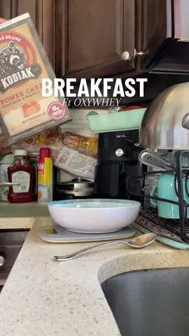 Cook breakfast w me 🫶🫂 @ehplabs code MOLINA #fypシ #latina #trending #viral #gym #gymrat #cookwme #oxywhey #proteinpancakes #breakfast 