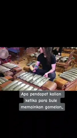 Bule memainkan gamelan #gamelan #bulemerakyat #eropa #indonesiaku_tercinta 