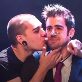 como le agarraba la mano kajsjs 😭♡ || #auronxfans #auronreb #auronplayyyy #auron #auronplay #auronplayclips #streamer #tiktok #twitch #fyp #parati #si #jokki #friends #youtube 