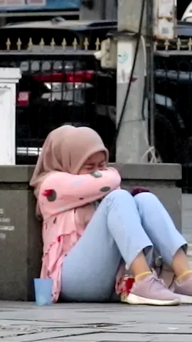 Prank Pengemis Ke Cewek Duduk Di Bawah #prankpengemis #viral #funny #ngakakbanget #lucu #prankkasihuangdalamgelas #pranklucu #gokils 