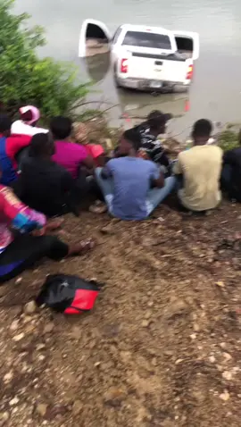 Camioneta llena de haitianos se cae al rio tras persecusion