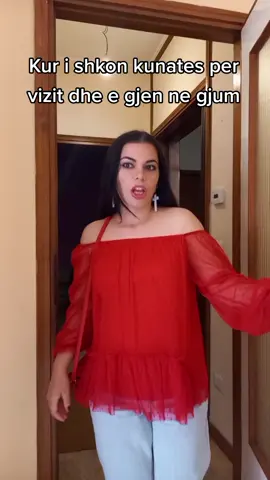 Kur i shkon kunates per vizit dhe e gjen ne gjum 🤣🤣🤣🤣