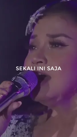 Merinding dengernya #storylagu #sekaliinisaja #glennfredly #tehoca #rossa25shiningyears #songlyrics #foryoupage #livemusic 