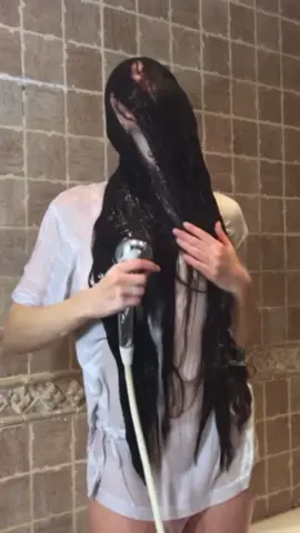 #inface #hairwrappedaroundface #fyp #wethair #wow Clip of a woman with wet hair over her face in the shower 