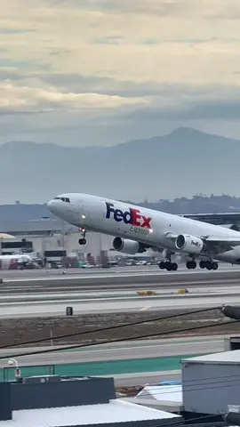 Fedex MD-11 #md #aviation #boeing #lovers #f #aviationphotography #avgeek #planespotting #mcdonnelldouglas #aviationlovers #aircraft #airplane #fedex #instaaviation #aviationdaily #lufthansacargo #plane #a #freighter #cargo #instagramaviation #planespotter #lufthansa #landing #frankfurtairport #appreciationday #instaplane #airport #aviationgeek #avgeeks