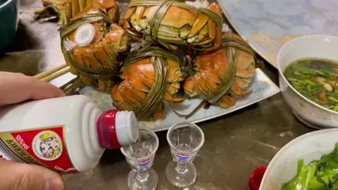 1 chai nhỏ ăn máy cái cua