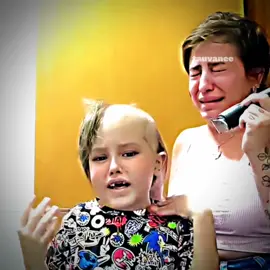 Mãe chora ao raspar cabelo do filho com leucemia. #leucemia #crianca #triste #mae #casoreal 