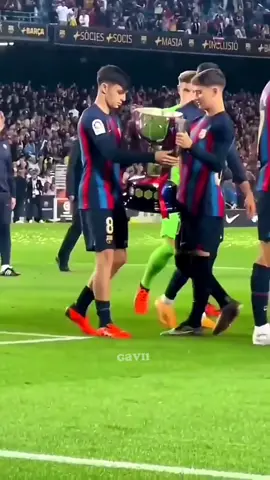 Gavi indo entregar o troféu a Pedri 🤏🥺🤧❤️❤️❤️❤️@Pedri González @fcbarcelona @LaLiga #barcelona #laliga #namoradadogavi #pablogaviedit #pedri #campeon #gavi 