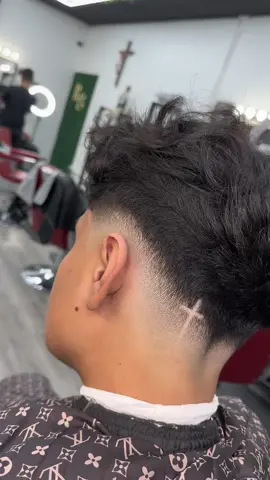 Indio,Ca 📲💈 #fyp #barbers #coachellabarbers #760 #viral #belicon #indio #bestbarbers #lowfade #crossdesign #fades #haircut #mensgrooming #asmr #summervibes #summercuts 
