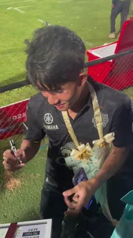 ได้ลายเซ็นน้องซักที ขอบคุณเพื่อนนะที่กระโดดไปอยู่ข้างหน้าอย่างไว😂🥹🫶🏻💕🤏🏻@auyatikan #นักเตะบุรีรัมย์ #พ่อหนุ่มนักบอลคนโปรด #นักเตะปราสาทสายฟ้า #ปราสาทสายฟ้า #suphanat21 #เเบงค์ศุภณัฏฐ์54 #นักบอลคนโปรด #เเบงค์ศุภณัฏฐ์ #นักเตะแข้งสายฟ้า #supanat21 #ศุภณัฏฐ์ #buriramunited #บุรีรัมย์ยูไนเต็ด #ความสุขคือฟุตบอล #ศุภณัฏฐ์เหมือนตา #suphanatmueanta #suphanut21 #ศุภณัฏฐ์54 #ศุภณัฐ💙 #ศุภณัฐ🖤 #ศุภณัฏฐ์_เหมือนตา #ศุภณัฎฐ์เหมือนตา 