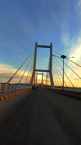 sunrise di jembatan ini tidak pernah gagal 🙂 #Senja #videoperjalanan #jalanjalantraveling #videovibesestetik #langitaesthetic #pemandangan #fotopemandangan #aestheticvideo #lirikaesthetic #SinematikAesthetic #amazingview #alamyangindah #StoryPemandangan #jalanansorehari #EstetikVideo #langit #dengdengalaka #djkenanganbaxia #jembatantelukkendari #jembatantelukkendaricekkk😅 