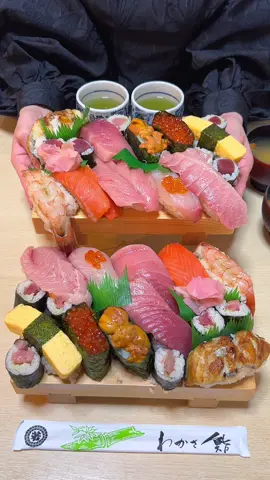 東京で1番でかい握りのお寿司屋さん🍣 普通の2〜3倍くらいある特大で分厚いネタは新鮮で味もめちゃくちゃうまい！ ゲタいっぱいのウニやトロの高級なネタにお味噌汁がついて3000円はコスパも良すぎた🍵 📍三鷹「わかさ鮨」 #東京グルメ #東京ランチ #tokyo #sushi #japanesefood 