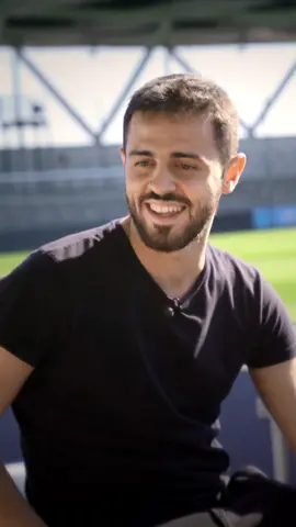🎵𝙔𝙊𝙐’𝙍𝙀 𝙈𝙔 𝙒𝙊𝙉𝘿𝙀𝙍𝙒𝘼𝘼𝘼𝘼𝘼𝘼𝙇𝙇🎵 Bernardo Silva singing Oasis? Yes, please! 