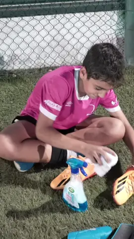 Özil's son ain't spoiled at all!  He cleans his football shoes after every training ⚽️#mehransdinosaurs #footballtiktok #football #footballshoes 