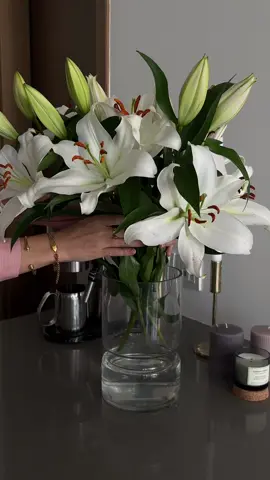 Flowers love #lilies #flowergirl #flowerslovers #flowersmylove #flowershome 