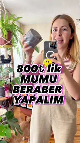 Mum yapalım beraber😍 Eski kokulu mumunuzun üzerine kaynar su dökünce parafine donarak yukarı çıkıyor. Soya parafini ile donan parafini beraber eritip tekrar kavonoza dolduruyoruz. Böylece esansı korumuş oluyoruz ve yeni kokulu mumumuz oluyor. İsterseniz eridikten sonra esansta koyabilirsiniz.  Mum yaparken kullandığım malzemelerin linki mum başlığında öne çıkanlara sabitledim. Tıklayınca açılmazsa sağ üstte üç noktaya tıklayın ve tarayıcıda aç deyin.  Parafini eritirken kaynamasına izin vermeyin eriyen kısımları kavonaza koyun sonra eritmeye devam edin kavonoza koymak için hepsinin erimesini beklemeyin. Sorularınız olursa sorabilirsiniz. Daha fazla video için takip etmeyi unutmayın.  #mum #mumyapımı #candle #DIY #dıy #dekorasyonfikirleri #kendinyapfikirleri #homedecortiktok 