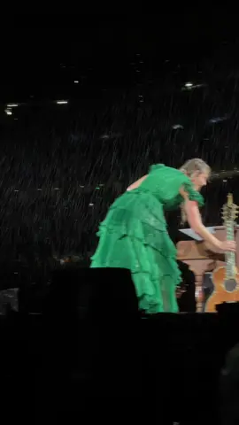 “this is the rainiest rain show that ever rain showed.” #taylorswift #swifttok #erastour  #foxborougherastour 
